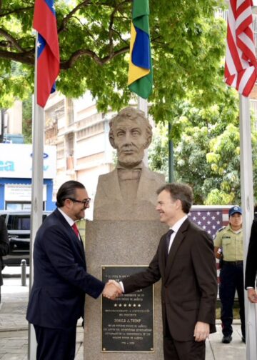 John Barrett y Darwin González reinauguran la Plaza Lincoln en Baruta