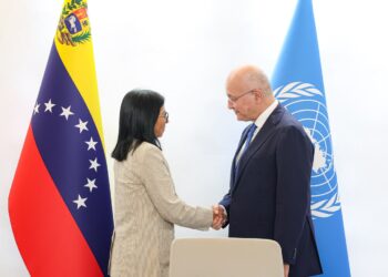 Delcy Rodríguez se reúne con el Alto Comisionado de ACNUR en Caracas