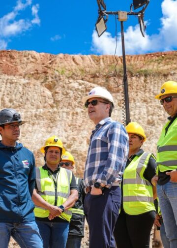 John Barrett visita minas de oro en Guayana