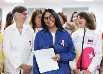 Delcy Rodríguez inaugura centro médico para la mujer en el Hospital Militar