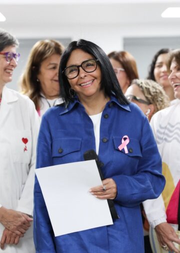 Delcy Rodríguez inaugura centro médico para la mujer en el Hospital Militar