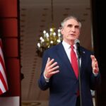 Doug Burgum califica de «éxito fabuloso»  la llegada de 15.000 toneladas de aluminio venezolano a EE.UU