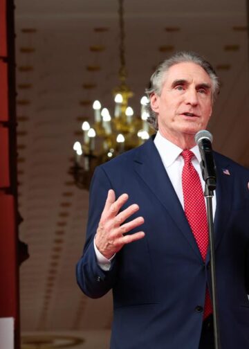 Doug Burgum califica de «éxito fabuloso»  la llegada de 15.000 toneladas de aluminio venezolano a EE.UU