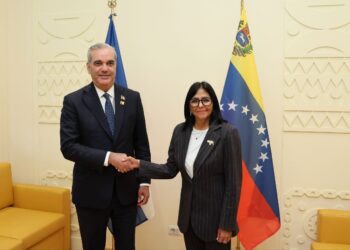Delcy Rodríguez y Luis Abinader sostienen histórico encuentro en el Foro Mundial de la FAO