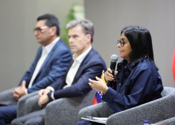 Delcy Rodríguez inspecciona proyectos de petróleo y gas en Zulia