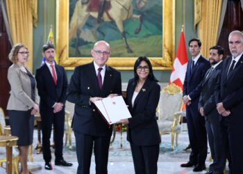 Delcy Rodríguez recibe cartas credenciales del nuevo embajador de Suiza