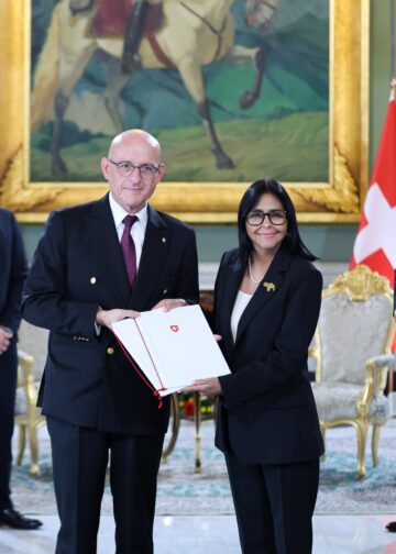Delcy Rodríguez recibe cartas credenciales del nuevo embajador de Suiza
