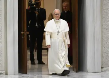 León XIV recibe el alta en el Gemelli tras operarse de un tumor pulmonar y regresa al Vaticano