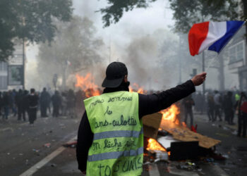 Francia bajo el fuego: una jornada de protestas masivas termina en caos generalizado