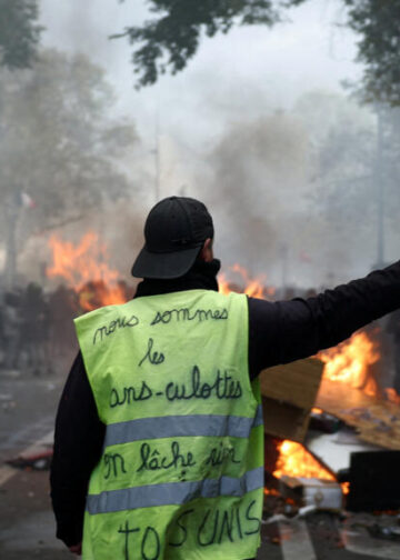 Francia bajo el fuego: una jornada de protestas masivas termina en caos generalizado