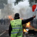 Francia bajo el fuego: una jornada de protestas masivas termina en caos generalizado