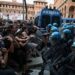 Italia se suma a la revuelta: Milán arde en protestas contra el costo de la vida