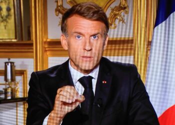 Macron condena la violencia urbana y convoca al diálogo nacional