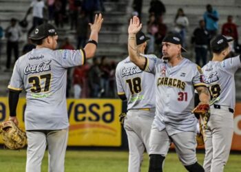 Los Leones del Caracas rugen en Puerto La Cruz con un ataque tardío ante Caribes