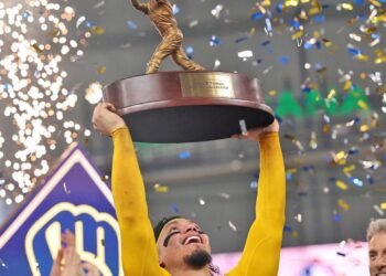 William Contreras lidera a Milwaukee y hace historia en la Serie Mundial